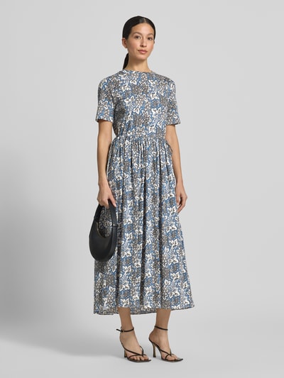 Frauenmodel trägt Tailliertes Freizeitkleid aus reiner Baumwolle Modell 'FASCINO' von Weekend Max Mara, Optik:Allover-Muster, Raffung, Kurzarm, Midi-Länge, Rundhals, gerade, Material: Reine Baumwolle, Ganzkörperansicht von vorne.