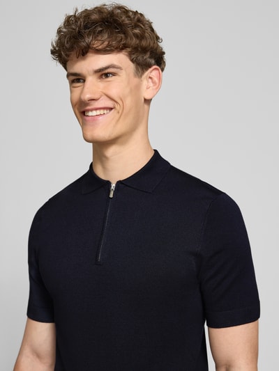 Männermodel trägt Regular Fit Poloshirt aus Viskose-Mix Modell 'WYLER' von Only & Sons, Optik: Unifarben, Nahaufnahme Oberkörper