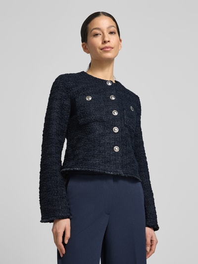 Vrouwenmodel draagt Slim Fit Blazer in bouclé-look van Betty Barclay, katoenmix, borstzakken, ronde hals, voorkant bovenlichaam close-up