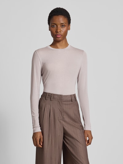 Kobiece modelka nosi bluzkę z długim rękawem z mieszanki lyocellu z dodatkiem wełny od windsor., krój slim fit, okrągły dekolt, detal z logo, długość tyłu w rozmiarze 36: 63 cm, odcienie jasnoróżowe, gładka faktura, widok całej sylwetki z przodu.