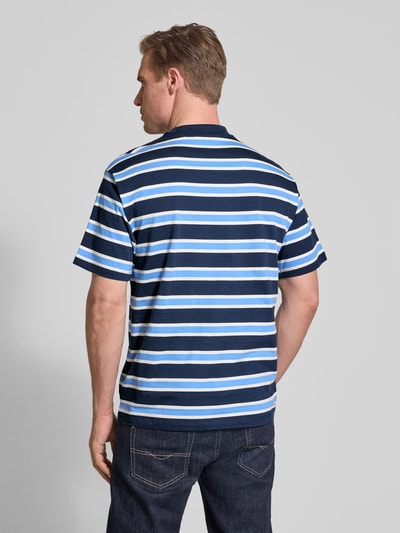 Männermodel trägt Regular Fit T-Shirt mit Rundhalsausschnitt von Casual Friday, reine Baumwolle, kurzärmelig, Rückenlänge 74 cm, Ganzkörperansicht Rückansicht.