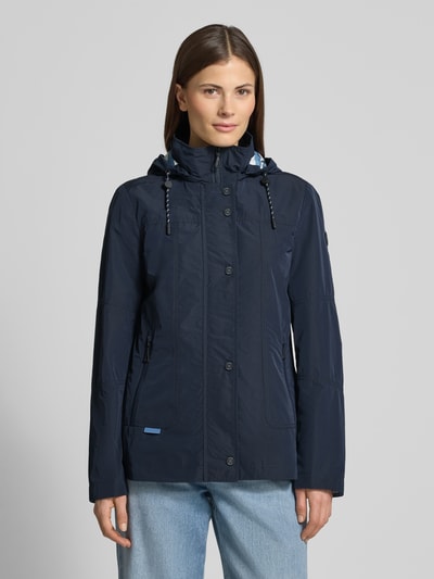 Vrouwenmodel draagt 'Weather Protection Jack met Reißverschlusstaschen' van Gil Bret, regular fit, capuchon met tunnelkoord, staande kraag, ritssluiting, knoopsluiting, ritssluitzakken, ruglengte 66 cm, schouderbreedte 40 cm, borstwijdte 48 cm, mouwlengte 63 cm, effen donkerblauw, gladde textuur, volledige lichaamsvooraanzicht.