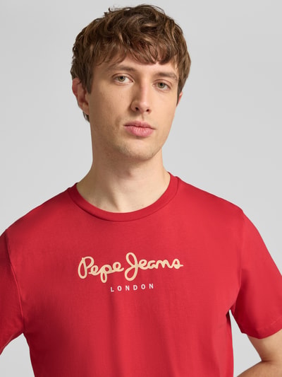 Männermodel trägt Regular Fit T-Shirt aus reiner Baumwolle Modell 'EGGO' von Pepe Jeans, Optik: Unifarben, Label-Print, Nahaufnahme Oberkörper.