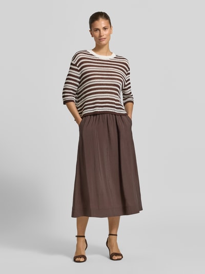 Frauenmodel trägt Midirock aus Modal-Mix Modell 'Ronella' von OPUS in Braun, A-Linie, elastischer Bund, Damen, Ganzkörperansicht von vorne.