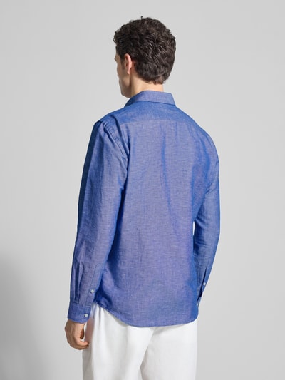 Männermodel trägt Regular Fit vrijetijdsoverhemd uit mix van katoen en linnen van Jake*s, kentkraag, knoopsluiting, ruglengte maat M 75 cm, schouderbreedte 50 cm, mouwlengte 66 cm, Ganzkörperansicht Rückansicht