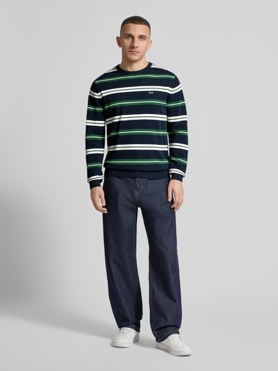 Männermodel trägt Regular Fit Sweatshirt aus reiner Baumwolle von Levi's® mit Allover-Streifenmuster, Piqué-Struktur, Ganzkörperansicht von vorne.