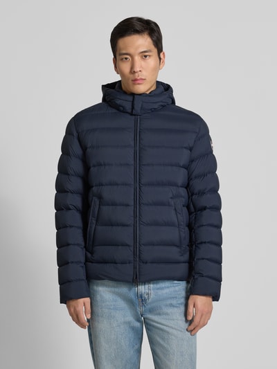 Męski model nosi Steppjacke mit Kapuze od Colmar Originals, granatowa, regular fit, z suwakiem i kieszeniami, widok z przodu, ujęcie całopostaciowe.