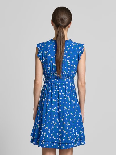Frauenmodel trägt Minikleid aus Viskose mit Bindegürtel von Apricot, blau mit weißem Blumenmuster, Schmetterlingsärmel, Stufenrock, Taillierter Schnitt, Rüschen, Rückansicht Ganzkörperansicht.