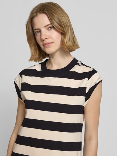 Frauenmodel trägt Fließendes Freizeitkleid aus reiner Baumwolle von Pepe Jeans in Optik:Allover-Muster, Passform fließend, Nahaufnahme Oberkörper.