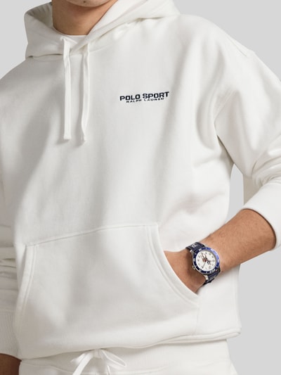 Männermodel trägt Relaxed Fit Hoodie aus Baumwoll-Mix von Polo Ralph Lauren, unifarben weiß, Label-Schriftzug, Nahaufnahme Oberkörper.