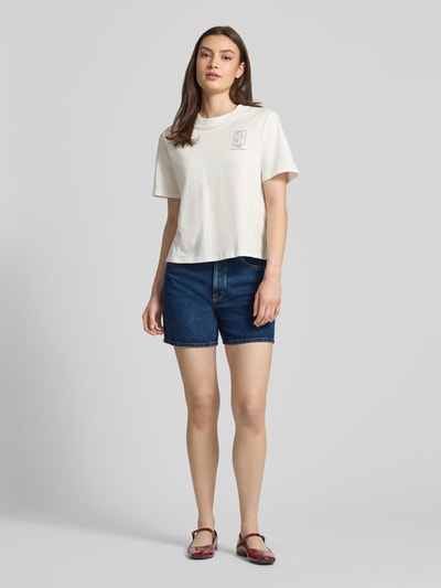 Frauenmodel trägt Bermuda Leg Jeansshorts aus reiner Baumwolle von Marc O'Polo Denim in Dunkelblau, Denim-Optik, Ganzkörperansicht von vorne.