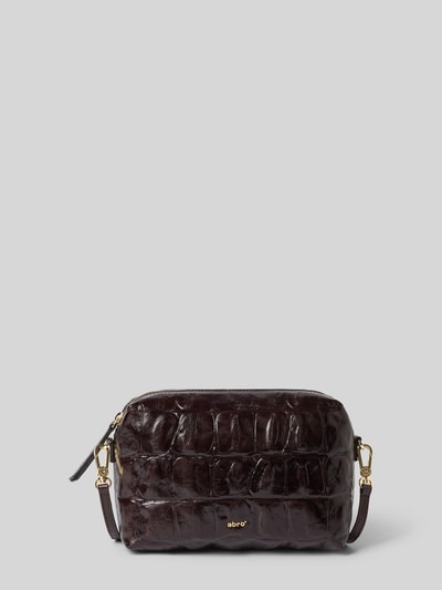 Produktfoto, Crossbody Bag aus echtem Leder Modell 'KAIA' von Abro in Dunkelbraun mit Steppnähten, metallic Label, Reißverschluss, strukturierte Oberfläche.