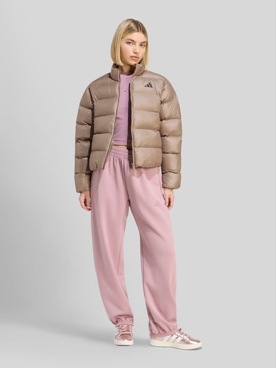 adidas Sportswear Regular Fit Steppjacke mit Logo-Print Taupe 1