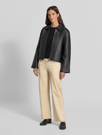 Frauenmodel trägt Straight Fit Gerade Hose aus Baumwoll-Mix Modell 'GELATO' von MM in Beige, kombiniert mit dunkler Jacke, Ganzkörperansicht von vorne. Damen Gerade Hose von MM.