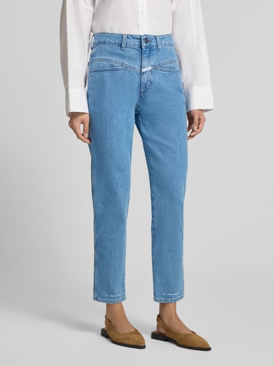 Frauenmodel trägt Straight Fit Jeans aus Baumwoll-Mix in verkürzter Passform von Closed, mieszanka bawełny, krój straight fit, skrócony krój, naszywka z logo, wpuszczane kieszenie i kieszenie z tyłu, zapięcie na guzik i zamek błyskawiczny, szerokość w rozmiarze 27/32: 37 cm, długość wewnętrzna nogawki w rozmiarze 27/32: 70 cm, widok całej sylwetki z przodu