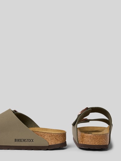 Produktfoto, Slipper mit offener Ferse Modell 'Arizona' von Birkenstock für Damen, abgerundete Passform, Logo-Detail, 2 cm Absatz, grüne Oberfläche, strukturierte Korksohle