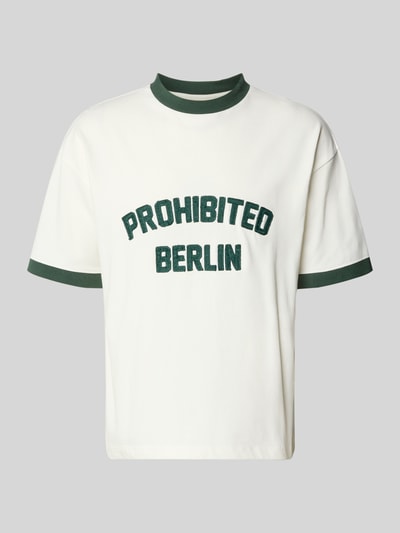 Produktfoto, T-Shirt mit Label-Stitching Modell 'Rush' von PROHIBITED, Herren T-Shirt aus Reine Baumwolle, Regular-Fit, Rundhalsausschnitt, weiße Grundfarbe mit grünen Akzenten, Rückenlänge bei Größe M: 65 cm, klare Textur und breite, gerade Form.
