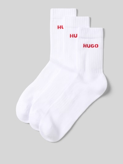 Produktfoto, drie paar witte sokken met rood HUGO logo, effen design, geribde textuur, gladde stof, neutrale achtergrond