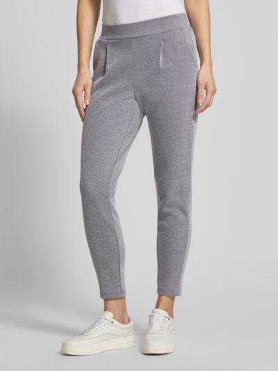 Vrouwenmodel draagt Slim Fit Stoffhose mit elastischem Bund Modell 'Kate' van ICHI in grijs, katoenmix, paspelzakken, detailopname benen