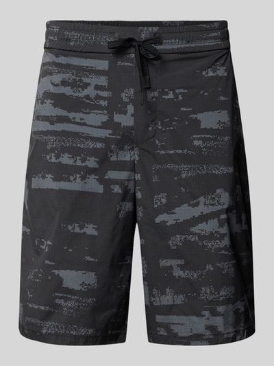 Produktfoto, Regular Fit Shorts mit Allover-Muster Modell 'Globe AOP' von BOSS Green in dunkler Camouflage-Optik mit elastischem Bund, Tunnelzug, Gesäß- und seitlichen Eingrifftaschen, strukturierte Oberfläche.