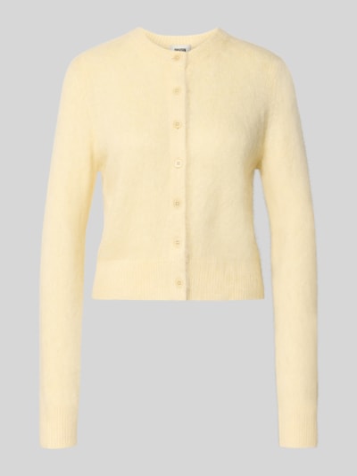 Produktfoto, Strickjacke mit Rundhalsausschnitt Modell 'GLENNA' von DRYKORN in zartem Gelb, Regular Fit, weiche Textur, Knopfleiste, Damenmode