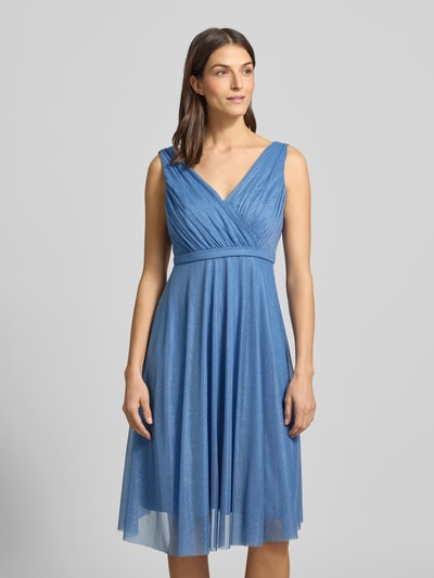Frauenmodel trägt Regular Fit Kleid mit Glitzer-Mesh von TROYDEN COLLECTION in Blau, tailliert, knielang, ärmelloses Design, V-Ausschnitt, Ganzkörperansicht von vorne.