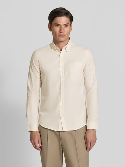 Männermodel trägt Slim Fit Freizeithemd aus katoenmix van Matinique in beige met borstzak, Button-downkraag, lange mouwen, knoopsluiting, Ganzkörperansicht von vorne. Ruglengte maat M 78 cm, schouderbreedte 45 cm, mouwlengte 66 cm.