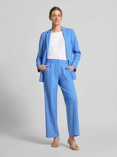 Frauenmodel trägt Cropped Hose aus Viskose-Mix mit Bügelfalten von Comma in Hellblau, mit Gesäßtasche, Stretch-Anteil, Ganzkörperansicht von vorne.