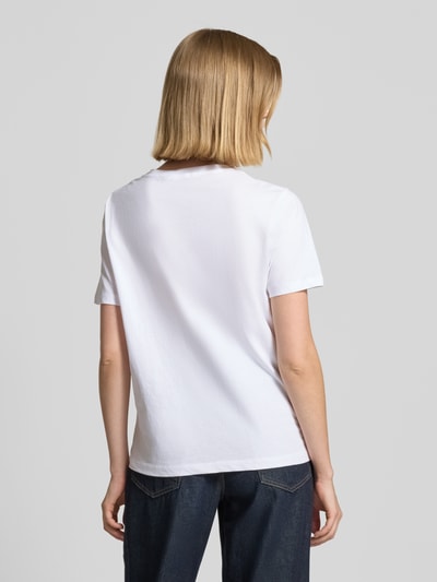Frauenmodel trägt Damen T-Shirt mit kurzen Ärmeln aus Reine Baumwolle, weiß, Regular-Fit, Modell 'SOBBE' von B.Young, Rückenansicht Ganzkörperansicht.