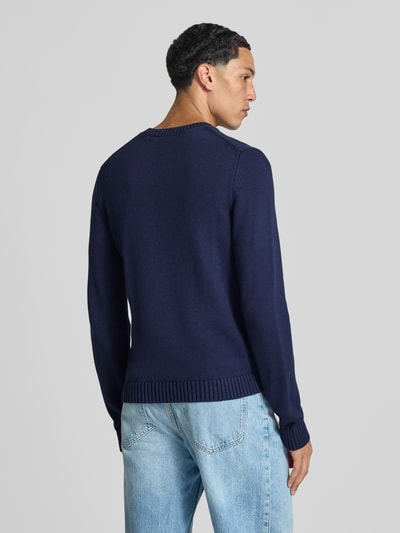 Männermodel trägt Strickpullover mit gerippten Abschlüssen von REVIEW in Dunkelblau, reine Baumwolle, Rückansicht, Ganzkörperansicht.