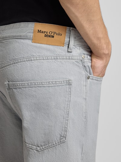 Männermodel trägt Loose Fit Jeans aus reiner Baumwolle Modell 'RUNNE' von Marc O'Polo Denim, Denim-Optik, Detailaufnahme Rückansicht.