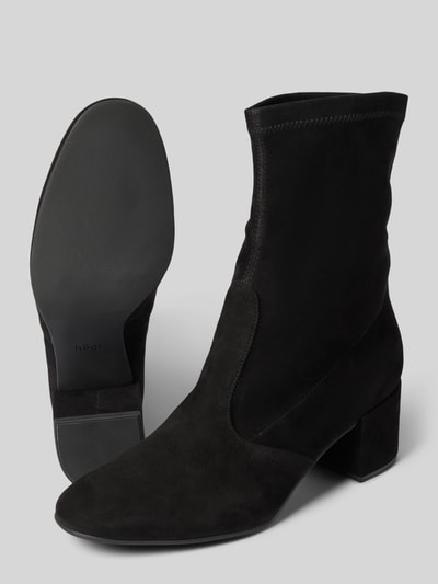 Produktfoto, Stiefeletten mit Blockabsatz von Högl in Schwarz, abgerundete Passform, Suede-Optik, glatte Sohle, 6 cm Absatz, 19 cm Schafthöhe, 12 cm Schaftweite, strukturierte Oberfläche
