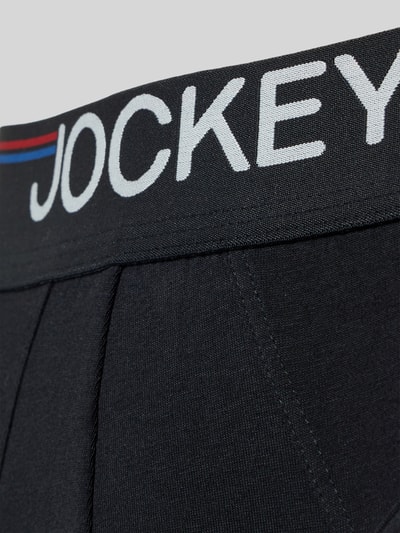 Produktfoto, schwarze Slim Fit Briefs mit Logo-Detail im 3er-Pack von Jockey, elastischer Baumwoll-Mix, glatte Textur, elastischer Bund.