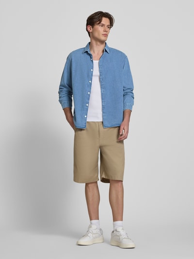 Männermodel trägt Regular Fit Jeanshemd mit Kentkragen Modell 'NORREBRO' von Jack & Jones, hellblau, reine Baumwolle, Ganzkörperansicht von vorne.