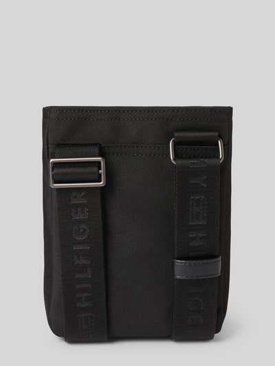Tommy Hilfiger Umhängetasche Label-Schriftzug aus Metall Black 4