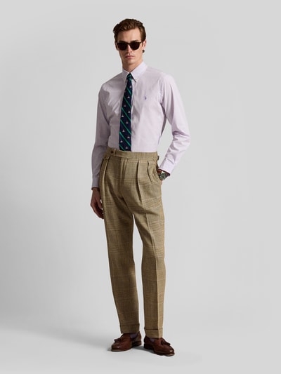 Männermodel trägt Regular Fit Freizeithemd aus Baumwoll-Mix von Polo Ralph Lauren mit Optik:Allover-Muster, gestreift, Ganzkörperansicht von vorne.