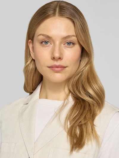 Frauenmodel trägt Relaxed Fit Weste aus Baumwolle-Lyocell-Leinen-Mix von Marc O'Polo, unifarben, Reverskragen, Nahaufnahme Oberkörper.