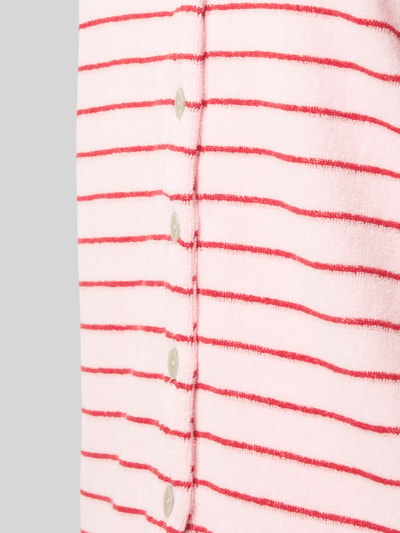 Produktfoto, Loose Fit Hemdbluse aus Baumwoll-Mix Modell 'KAY' von Pieces, Optik:Allover-Muster, Materialverarbeitung: Frottee, rosa-rote Streifen, Knopfleiste, strukturierte Oberfläche