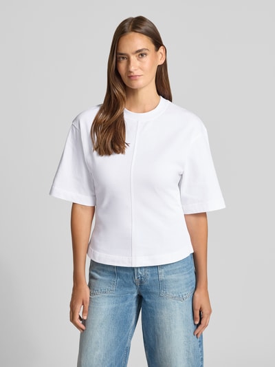 Frauenmodel trägt Damen T-Shirt mit 1/2-Arm Modell 'SADISAS' von Samsøe Samsøe aus Reine Baumwolle, taillierter Schnitt, Rundhalsausschnitt, Rückenlänge 55 cm bei Größe S, Weiß, glatte Oberfläche, Ganzkörperansicht von vorne.