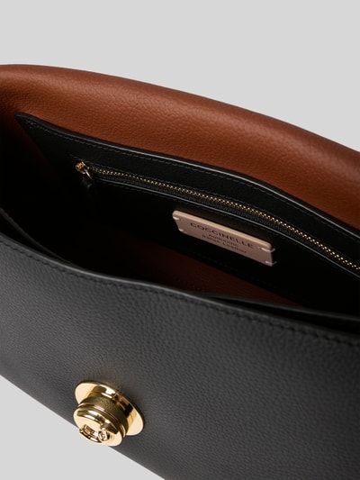 Produktfoto, Handtasche aus echtem Leder Modell 'NIKLA' von Coccinelle, schwarzes und braunes Leder, goldfarbener Verschluss, Reißverschluss-Innentasche, strukturierte Oberfläche