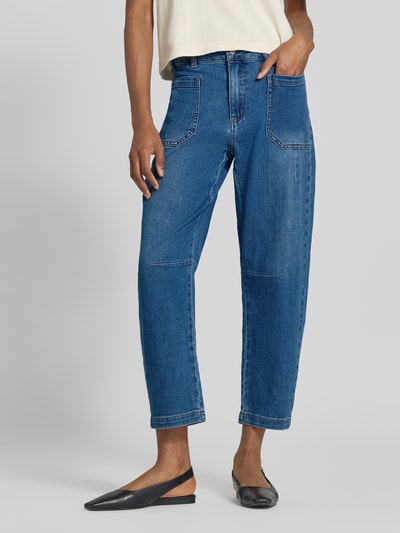 Kobiece model prezentuje Barrel Jeans aus Baumwoll-Mix von Buena Vista, niebieskie odcienie, prosta tekstura, widok z przodu, zbliżenie na dolną część ciała.