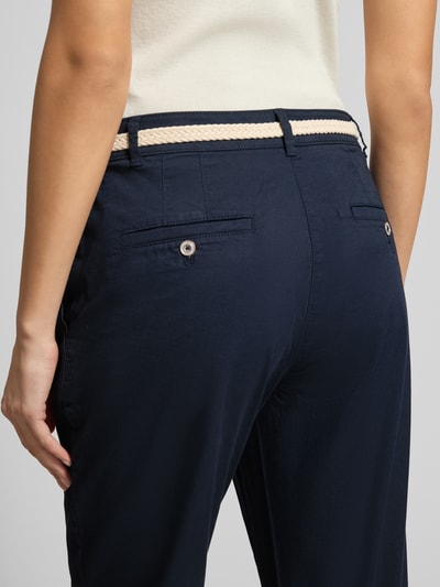 Frauenmodel trägt Casual Fit Chino mit Baumwoll-Anteil von Christian Berg Woman, dunkelblau, Baumwoll-Mix, Gürtel, Nahaufnahme Rückansicht.
