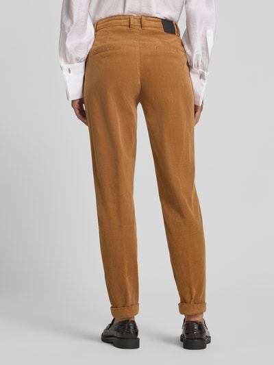 Vrouwenmodel draagt Cordhose met opgeschlagen zoom van Marc Cain in katoenmix met stretch, slim fit, Franse steekzakken, strookzakken achteraan, knoop- en ritssluiting, Bandwijdte maat 36: 41 cm, Binnenbeenlengte maat 36: 73 cm, Ganzkörperansicht Rückansicht.