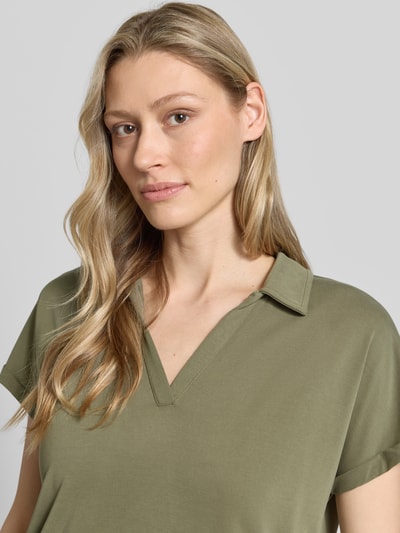 Frauenmodel trägt Regular Fit Poloshirt aus Modal-Mix von Christian Berg Woman in Oliv mit V-Ausschnitt und Aufschlag-Ärmeln, Nahaufnahme Oberkörper. Rückenlänge bei Größe S: 46 cm.