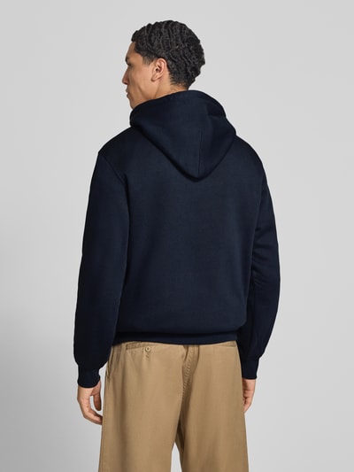 Männermodel trägt Hoodie aus Baumwoll-Mix Modell 'FREDERIKS' von JACK & JONES in Dunkelblau, lockere Passform, Rückenansicht