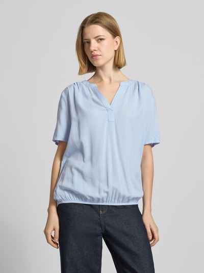 Frauenmodel trägt Regular Fit Bluse aus reiner Viskose von Tom Tailor, Optik: Unifarben, Kurzarm, Tunikakragen, Ganzkörperansicht von vorne.