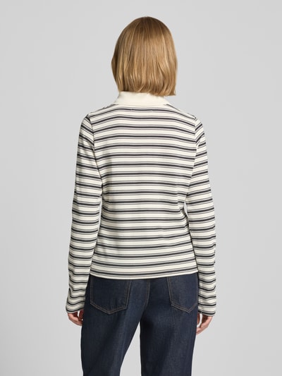 Frauenmodel trägt Regular Fit Poloshirt mit Label-Stitching Modell 'DONELL' von Samsøe Samsøe, Streifenmuster, Longsleeve, aus reiner Baumwolle, Ganzkörperansicht Rückansicht.