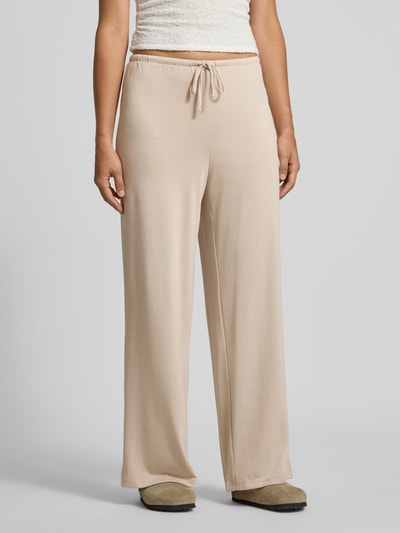 Frauenmodel trägt Gerade Hose Mit Viskose-Anteil Modell 'PIMI' von PIECES in Beige, lockere Passform, glatte Textur, Ganzkörperansicht von vorne, Damen Gerade Hose von PIECES.