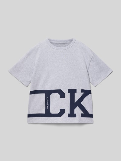 Produktfoto, Regular Fit T-Shirt aus reiner Baumwolle von Calvin Klein Jeans, hellgrau meliert, blauer Label Print, kurzarm, Rundhals