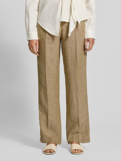 Frauenmodel trägt Regular Fit Leinenhose mit Galonstreifen Modell 'MAINE' von Brax, Melange-Optik, reines Leinen, Nahaufnahme Unterkörper.